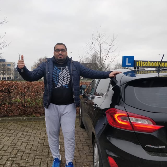 Leerling tussen twee Meteor-lesauto’s in het Instagram-archief.